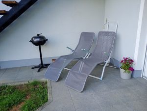 Liegestühle-und-Griller-für-gemütliche-Stunden
