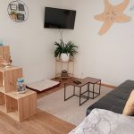 Wohnzimmer-mit-Blick-in-den-Garten