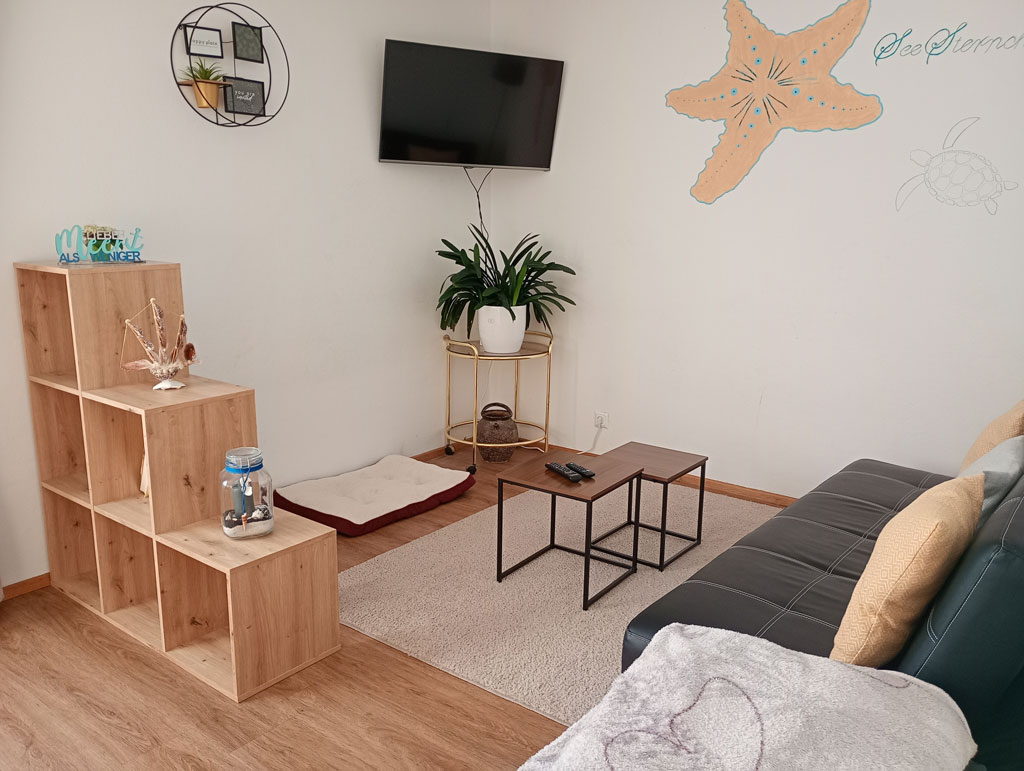 Wohnzimmer-mit-Blick-in-den-Garten