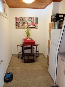 kleine-Küchenzeile-mit-Stehtisch